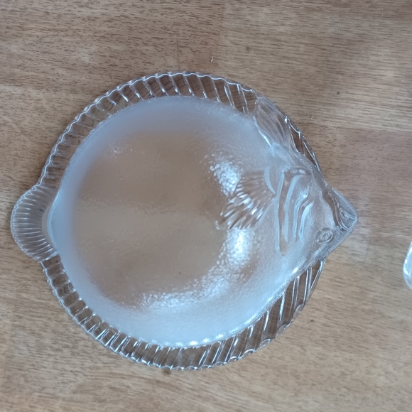 Glass fish serving bowls set if 2- 8.5 inches wide - Picture 3 of 3